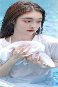 女总裁将五百万奖金颁给实习生后，我直接让公司破产无删减